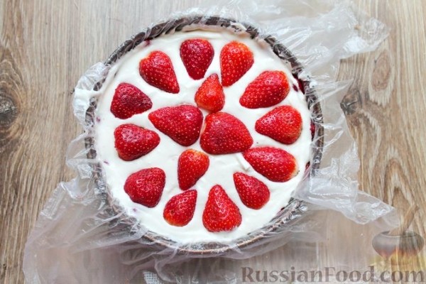 Муссовый творожно-сливочный торт с печеньем, клубникой и желе
