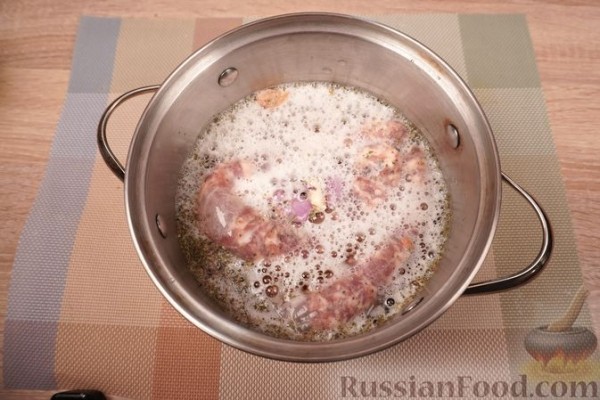 Домашние колбаски (купаты) в пиве, с шалотом и чесноком