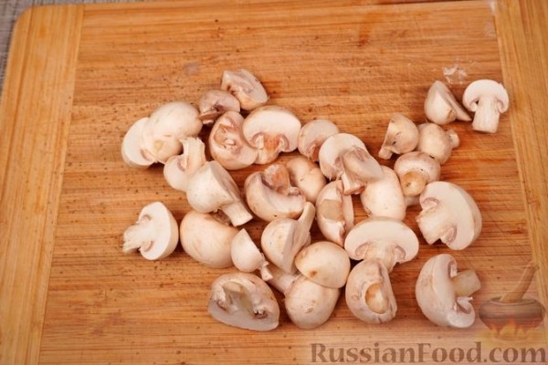 Салат c куриным филе и жареными овощами