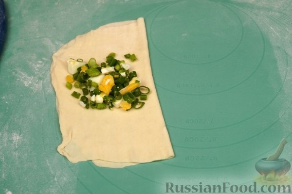 Бездрожжевые пирожки с яйцом и зелёным луком (в духовке)