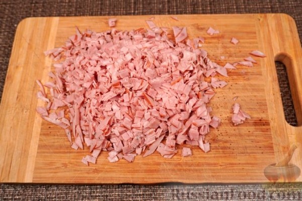 Кабачки, фаршированные яйцами и ветчиной