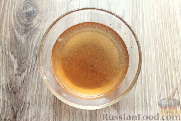 Муссовый творожно-сливочный торт с печеньем, клубникой и желе