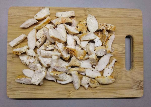 Салат с курицей, виноградом и орехами