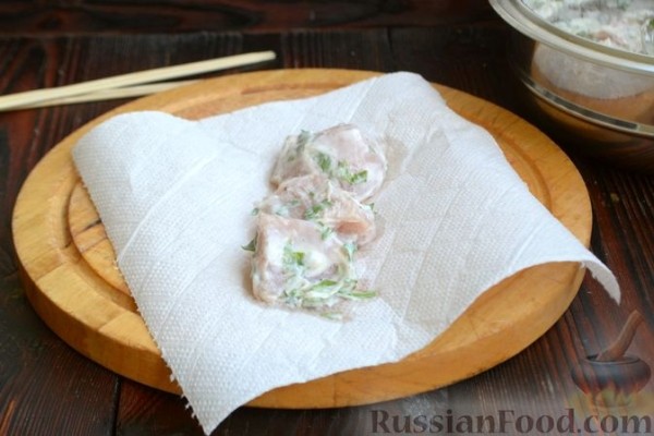Шашлычки из куриного филе в йогуртовом маринаде, с беконом