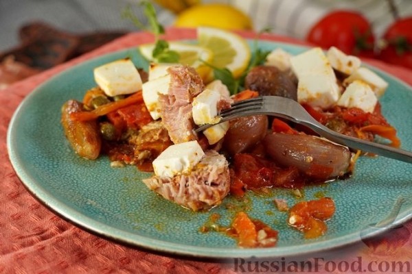 Тунец, запечённый с овощами, каперсами и фетой