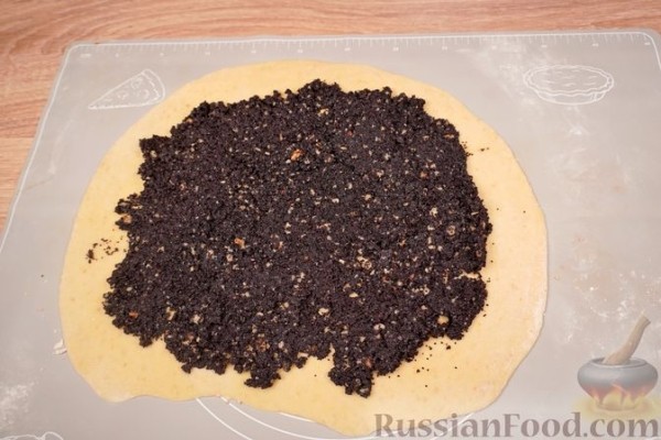 Маковый рулет с орехами