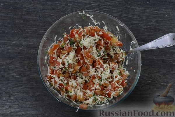 Картофельно-луковый блинный торт с помидорами и сыром