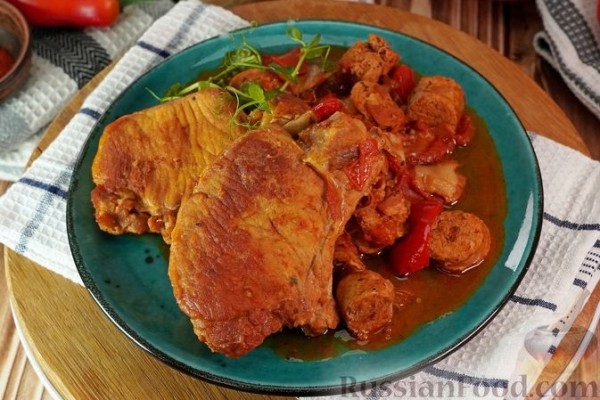 Свинина, тушенная с колбасками по-дебреценски