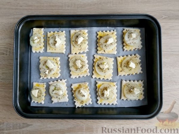 Слойки с луком и пряными травами