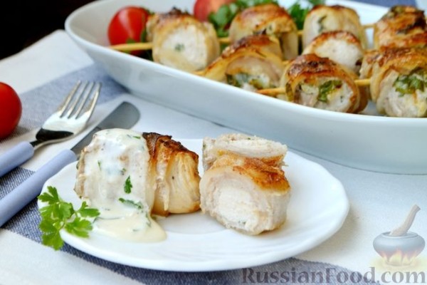 Шашлычки из куриного филе в йогуртовом маринаде, с беконом