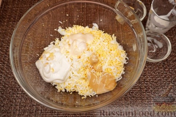 Кабачки, фаршированные яйцами и ветчиной