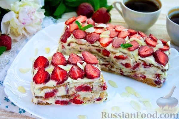 Клубничный торт из печенья (без выпечки)