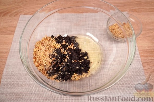 Маковый рулет с орехами