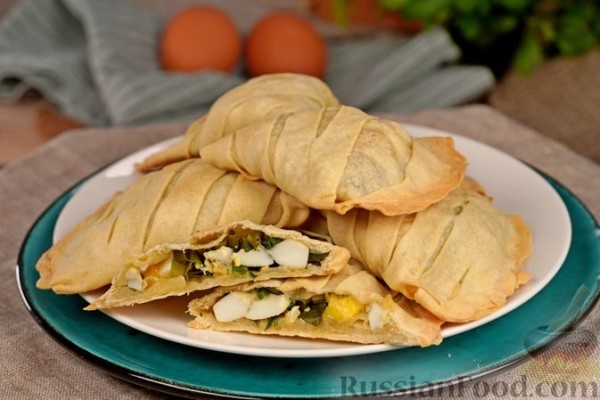 Бездрожжевые пирожки с яйцом и зелёным луком (в духовке)