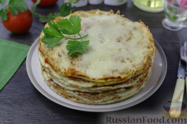 Картофельно-луковый блинный торт с помидорами и сыром