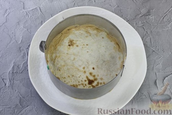 Торт из лаваша с клубникой и кремом из сметаны и сгущёнки (без выпечки)
