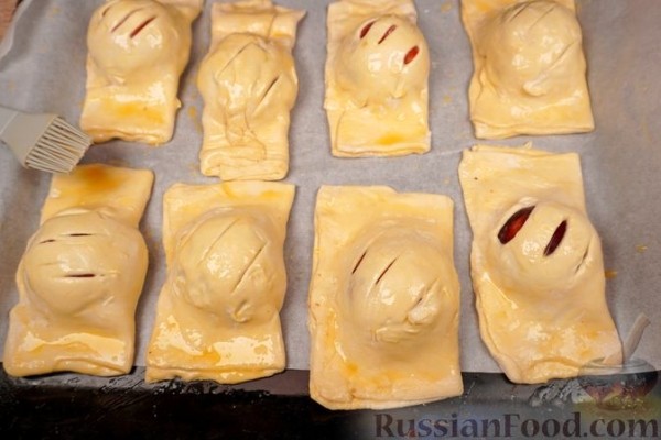 Слойки с персиками и грецкими орехами