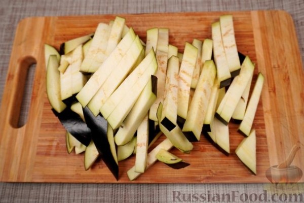 Салат c куриным филе и жареными овощами
