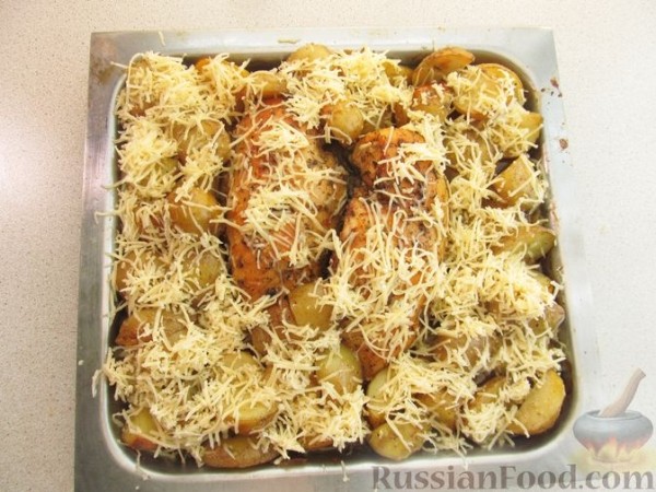 Куриное филе с молодым картофелем и сыром