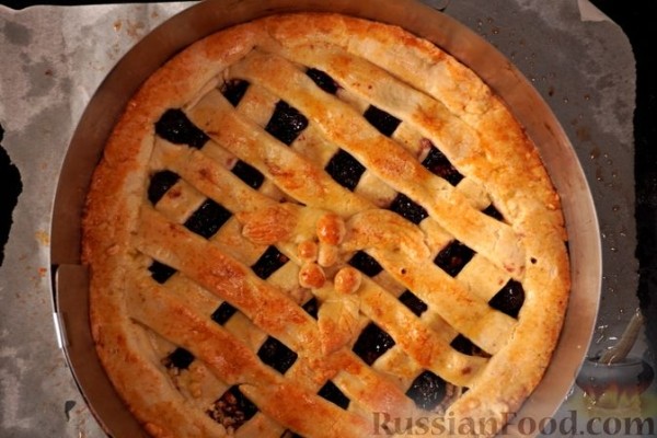 Вишнёвый пирог c решёткой