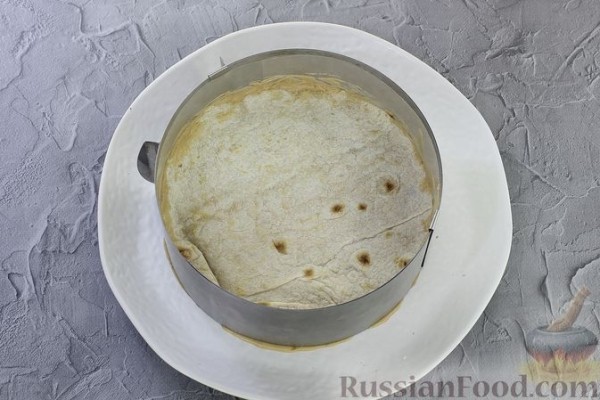 Торт из лаваша с клубникой и кремом из сметаны и сгущёнки (без выпечки)
