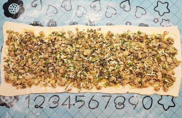 Пирог с курицей из слоеного теста