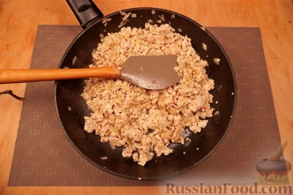 Макароны-ракушки, фаршированные курицей, под сырно-сливочным соусом