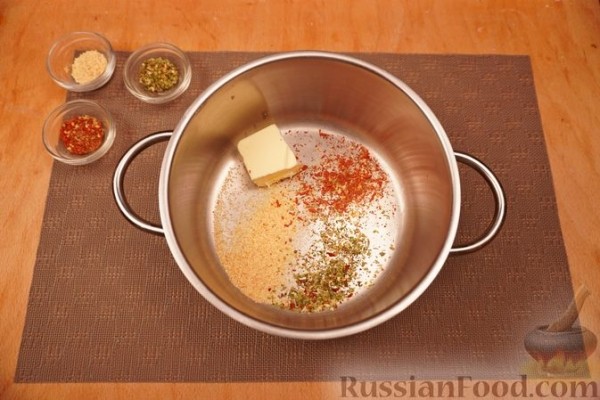 Макароны-ракушки, фаршированные курицей, под сырно-сливочным соусом