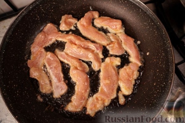 Картофельный салат с овощами и жареным куриным филе