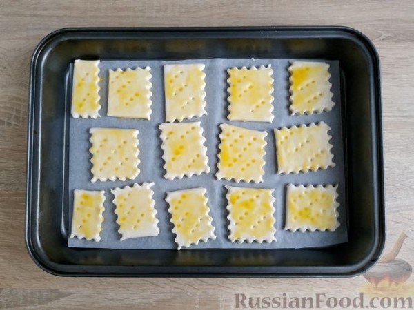 Слойки с луком и пряными травами