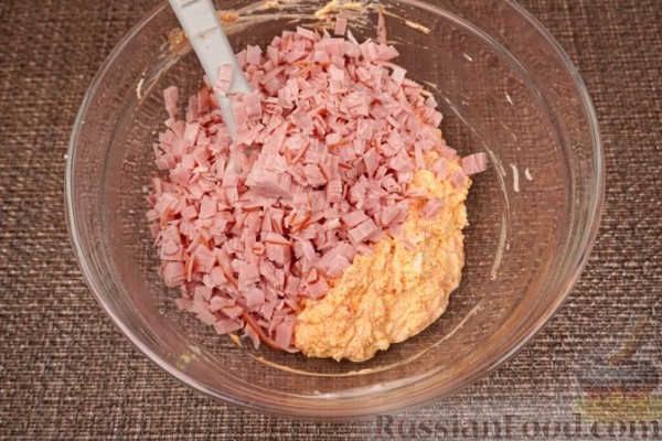 Кабачки, фаршированные яйцами и ветчиной