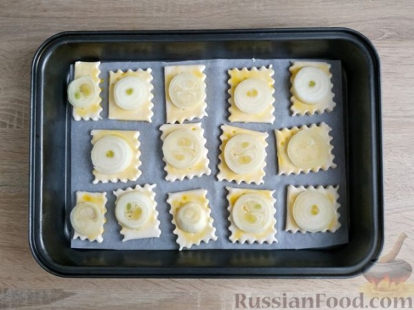 Слойки с луком и пряными травами