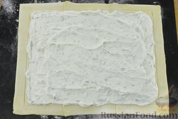 Слоёный пирог с красной рыбой и сливочным сыром