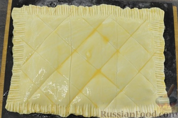 Слоёный пирог с красной рыбой и сливочным сыром