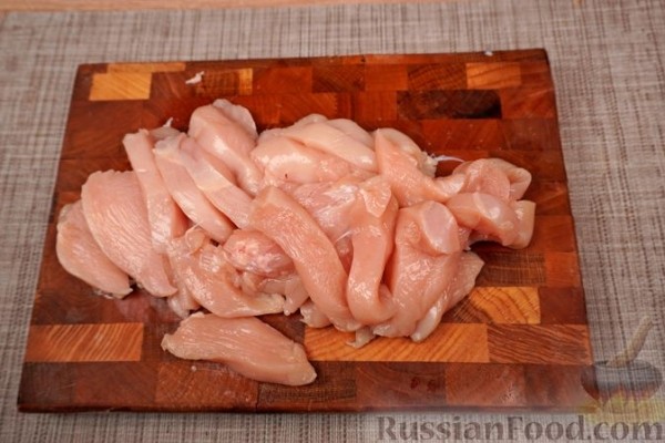 Салат c куриным филе и жареными овощами