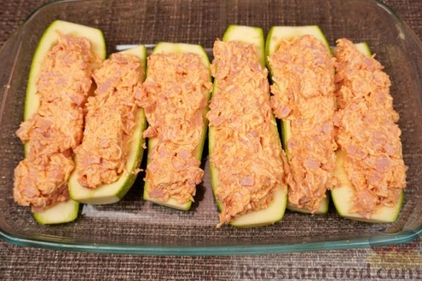 Кабачки, фаршированные яйцами и ветчиной