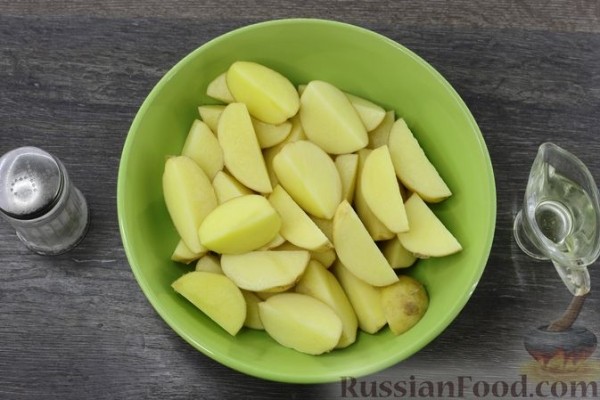 Запечённый молодой картофель в кунжуте, со сметанным соусом