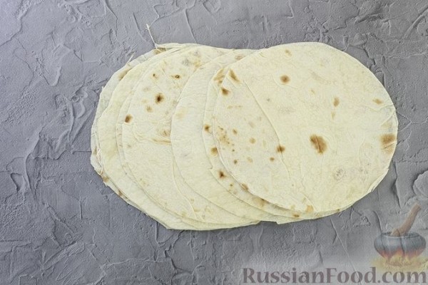 Торт из лаваша с клубникой и кремом из сметаны и сгущёнки (без выпечки)