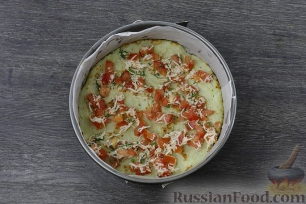 Картофельно-луковый блинный торт с помидорами и сыром