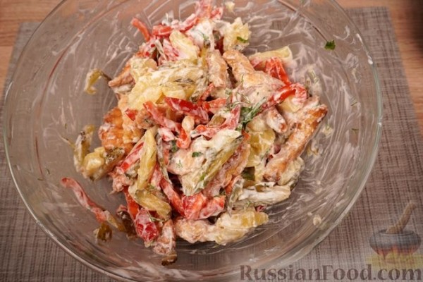 Картофельный салат с овощами и жареным куриным филе