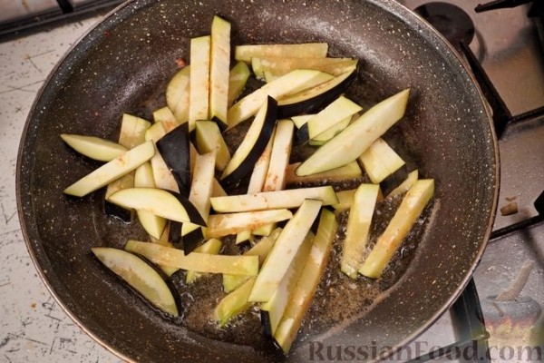 Салат c куриным филе и жареными овощами