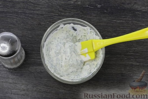 Запечённый молодой картофель в кунжуте, со сметанным соусом