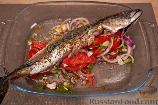 Запечённая скумбрия по-гречески