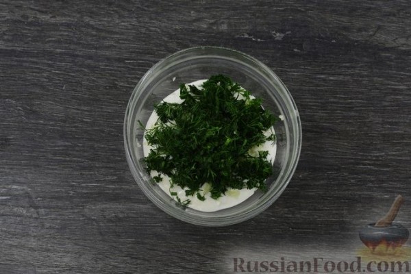 Запечённый молодой картофель в кунжуте, со сметанным соусом