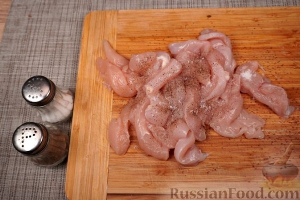 Картофельный салат с овощами и жареным куриным филе
