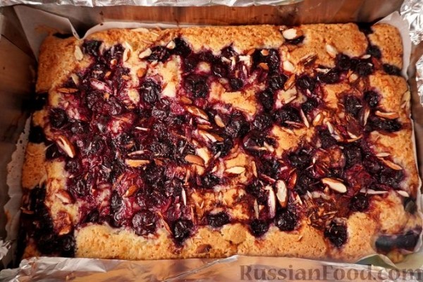 Пирог с вишней и миндалём