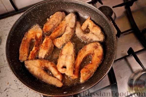 Карп в кукурузной муке, с соусом "Муждей"