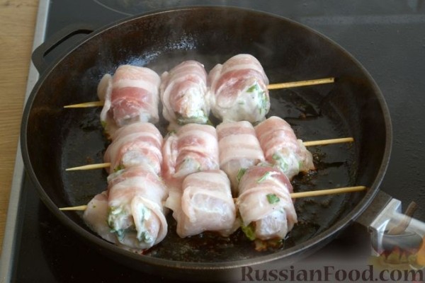 Шашлычки из куриного филе в йогуртовом маринаде, с беконом