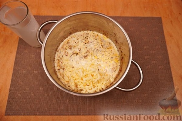 Макароны-ракушки, фаршированные курицей, под сырно-сливочным соусом