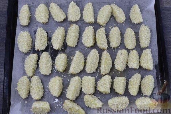 Запечённый молодой картофель в кунжуте, со сметанным соусом